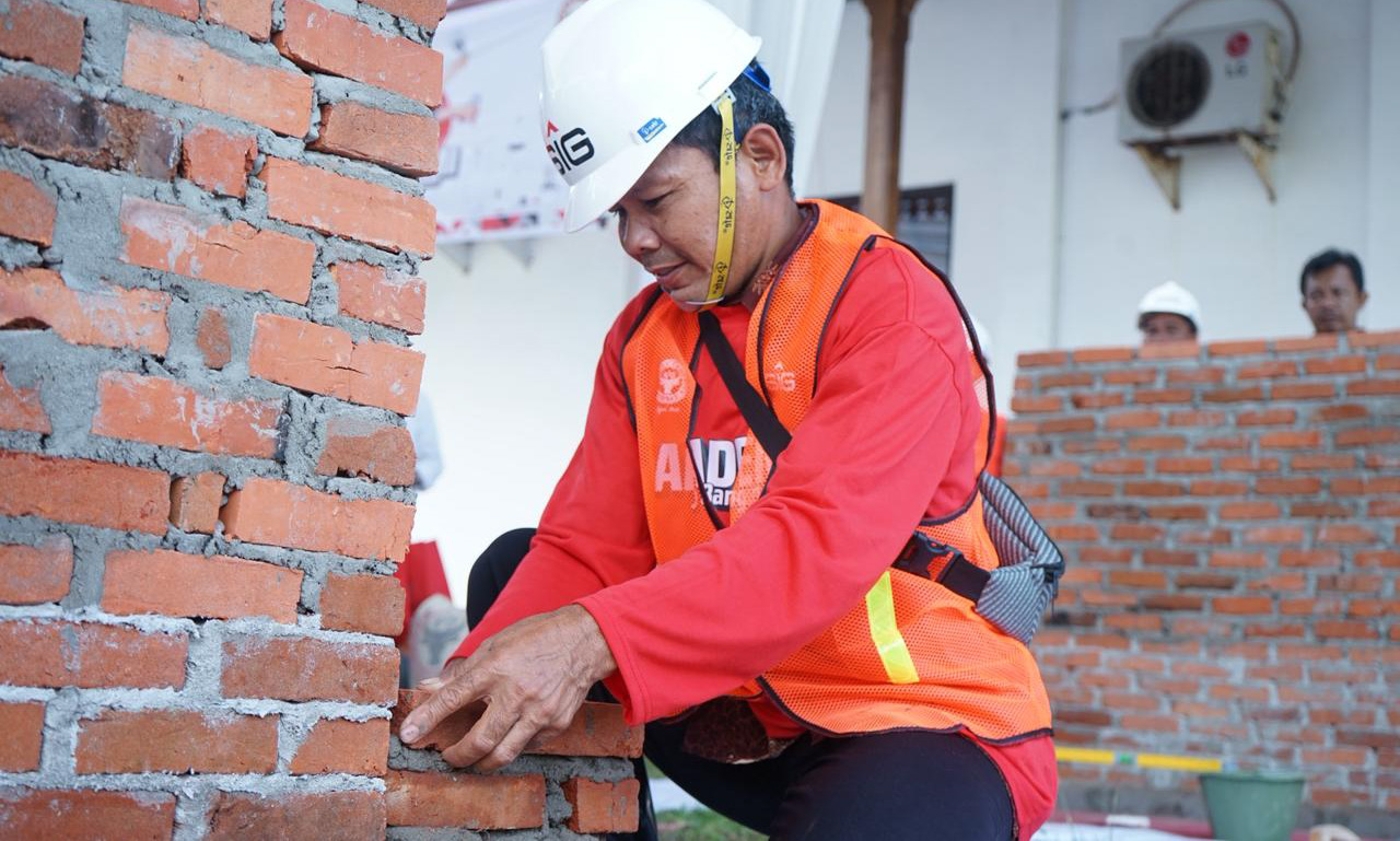 Peserta Akademi Jago Bangunan mengikuti pelatihan dan sertifikasi tukang bangunan yang digelar PT Semen Padang bersama SIG di Bengkulu.