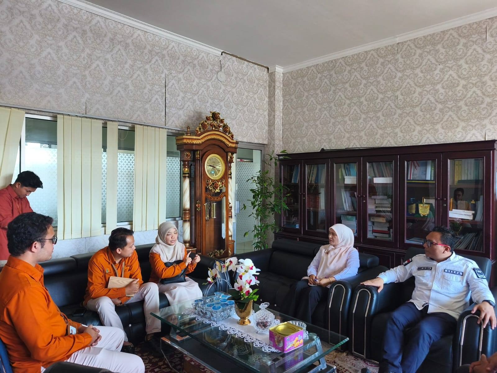 Sekkab Pasbar, Doddy San Ismail dalam pertemuan dengan Kepala BPS Pasbar, Dwi Susanti di ruang kerja Sekkab setempat Rabu (4/2).