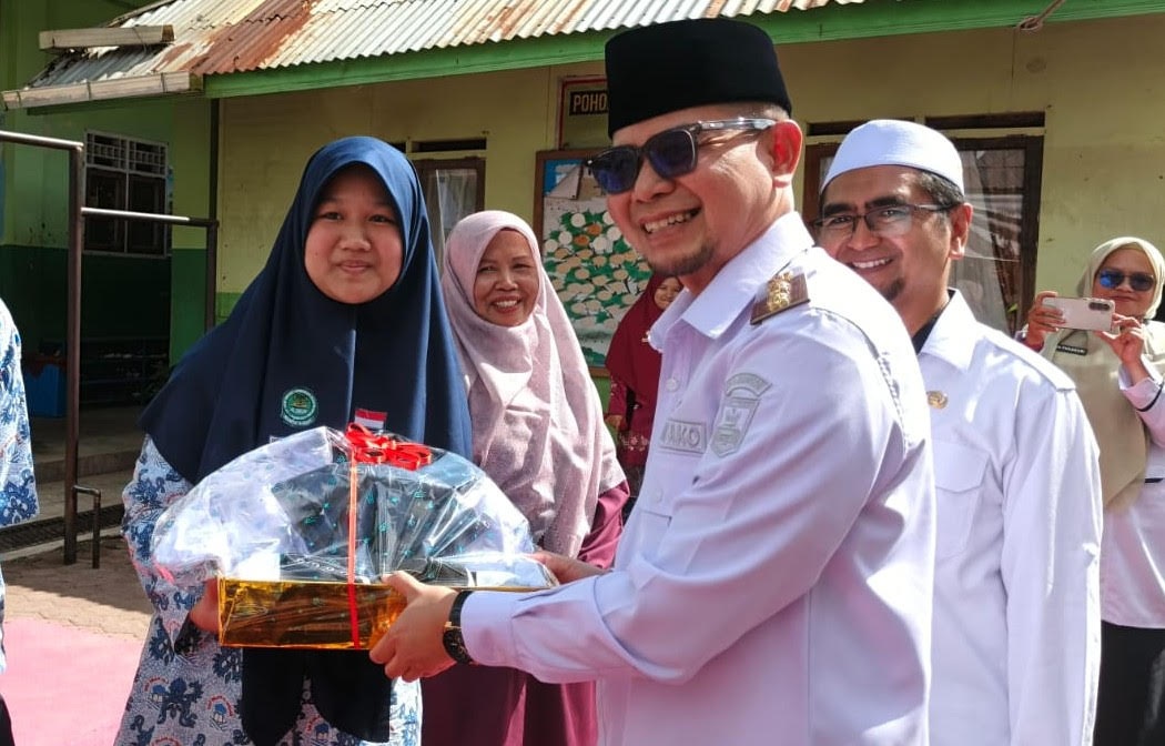 Wakil Wali Kota Bukittinggi Ibnu Asis menyerahkan bantuan perlengkapan sekolah secara simbolis di SDIT Cahaya Hati, Bukittinggi, Rabu (4/2).