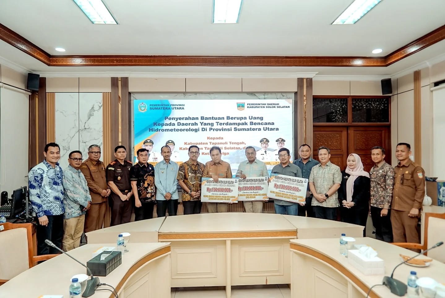 Bupati Solsel Khairunas menyerahkan secara simbolis bantuan bencana kepada perwakilan pemerintahan yang terdampak bencana pada Selasa (3/2).