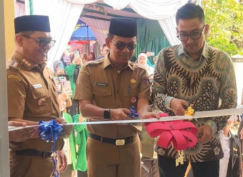 Asisten I Setko Padang, Tarmizi Ismail saat meresmikan Galeri UMKM Kecamatan Padang Selatan yang berlokasi di halaman kantor camat setempat, Senin (2/2).