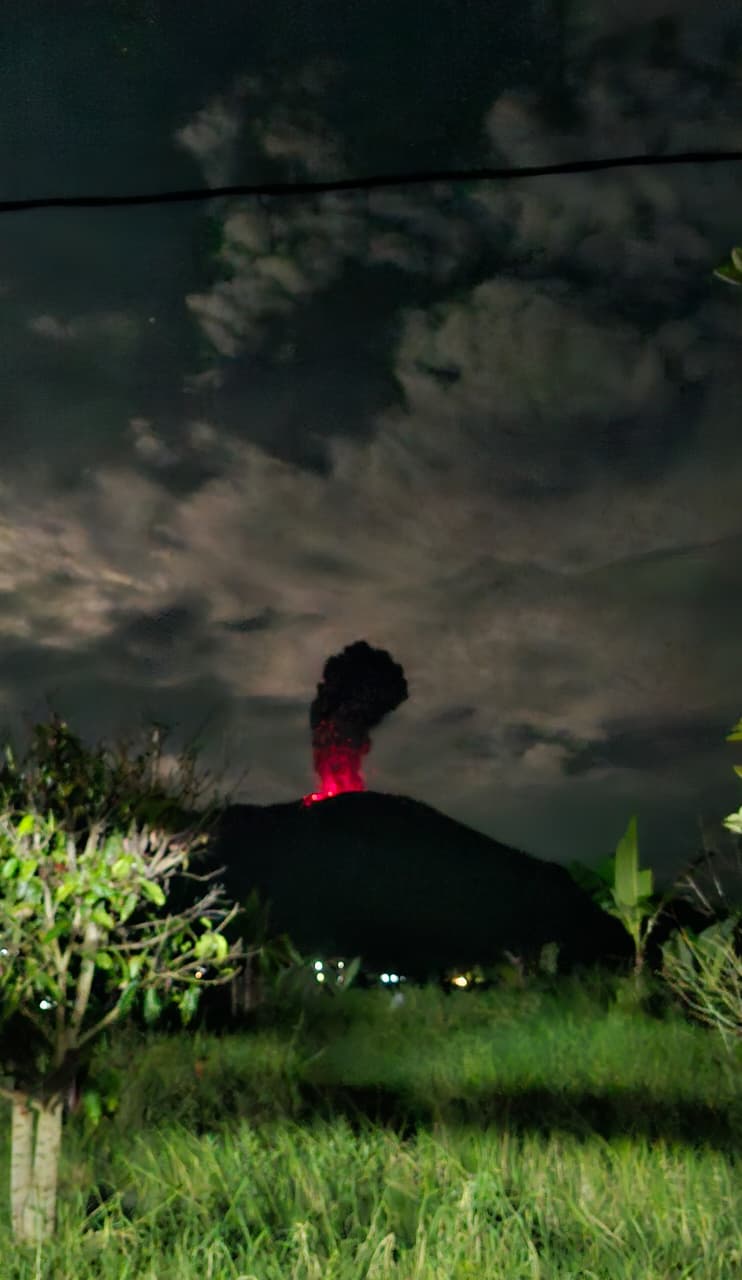 Gunung Marapi erupsi Kamis malam 5 Februari 2026 pukul 22.25 WIB. Kolom abu 3.000 meter, status Level II Waspada, warga diimbau menjauh.