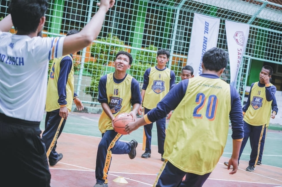 Pelajar Kepulauan Seribu mengikuti Basketball Clinic perdana bersama DBL Academy di SMAN 69 Jakarta, Rabu (4/2/2026).(Foto: Corcom DBL)