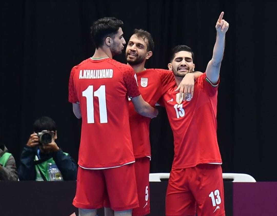 Para pemain Iran merayakan keberhasilan lolos ke final AFC Futsal Asian Cup 2026 setelah menang 4-2 atas Irak pada laga semifinal di Indonesia.(Foto: AFC)