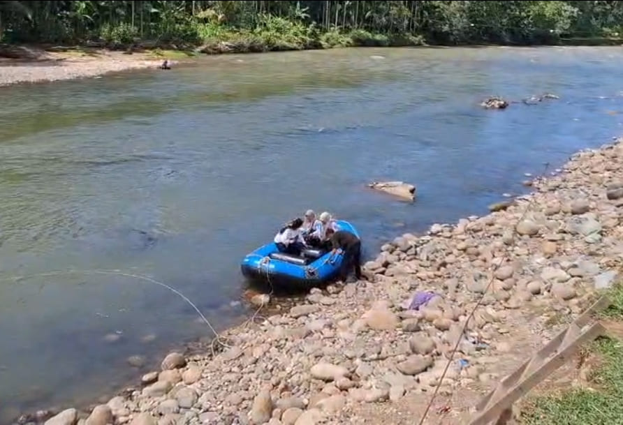 Warga menyeberang sungai menggunakan perahu karet di Pelangai Gadang, Pesisir Selatan.(Foto: Tangkapan Layar Video Novermal)