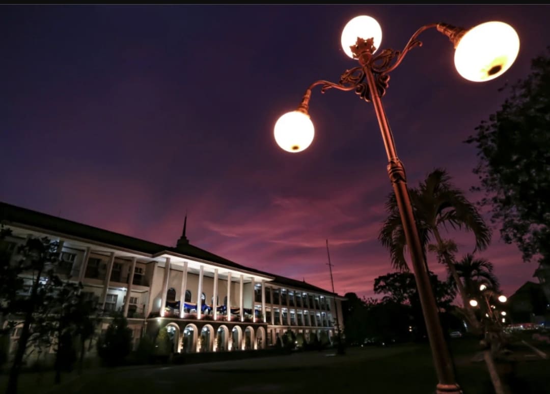 Suasana Kampus Universitas Gadjah Mada yang tenang di malam hari, menampilkan gedung ikonik dan lingkungan akademik modern serta nyaman bagi mahasiswa.(Foto: ugm.ac.id)
