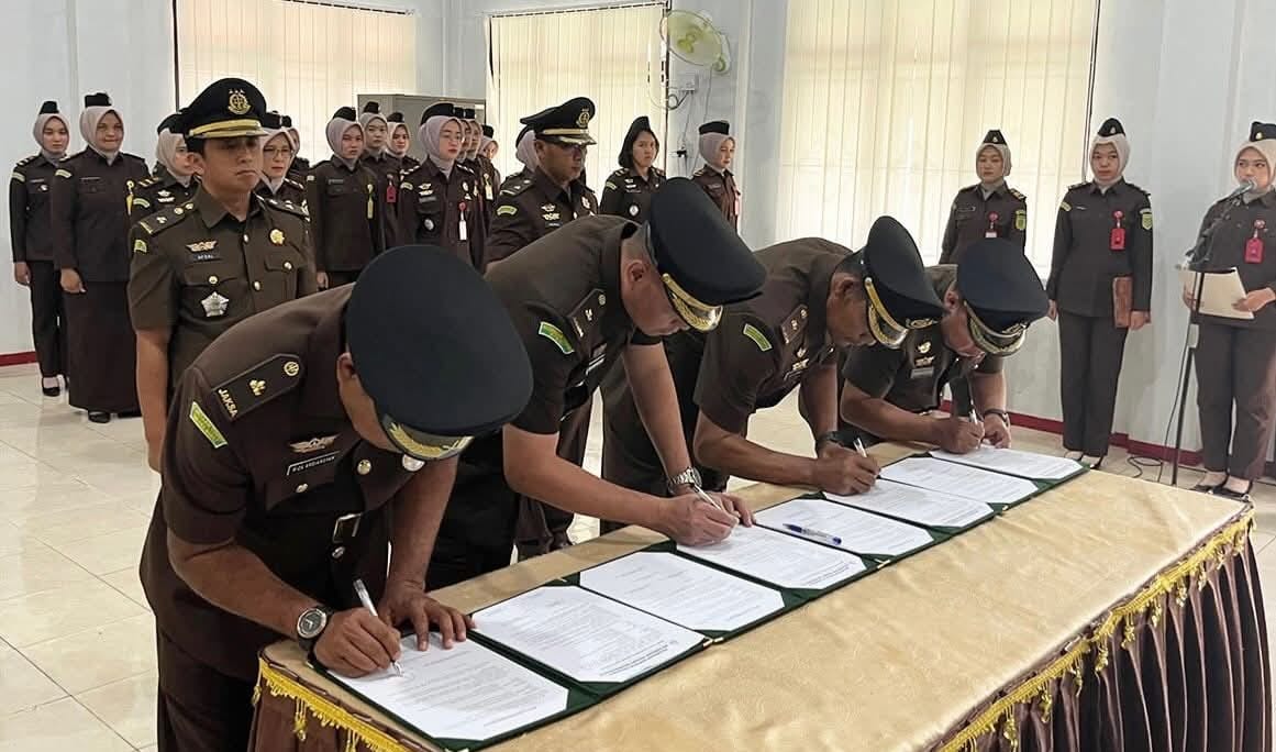 Kepala Kejaksaan Negeri (Kajari) Dharmasraya, Sumanggar Siagian, melantik sekaligus memimpin serah terima jabatan (sertijab) Pejabat Eselon IV di lingkungan Kejaksaan Negeri Dharmasraya.