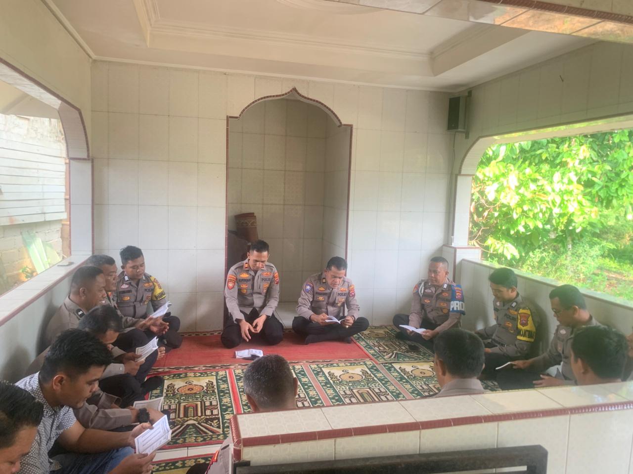 Dalam rangka meningkatkan keimanan, ketakwaan, serta integritas personel, Polsek Kotobaru, Polres Dharmasraya, melaksanakan kegiatan Pembinaan Rohani dan Mental (Binrohtal) di Musala Al-Huda.