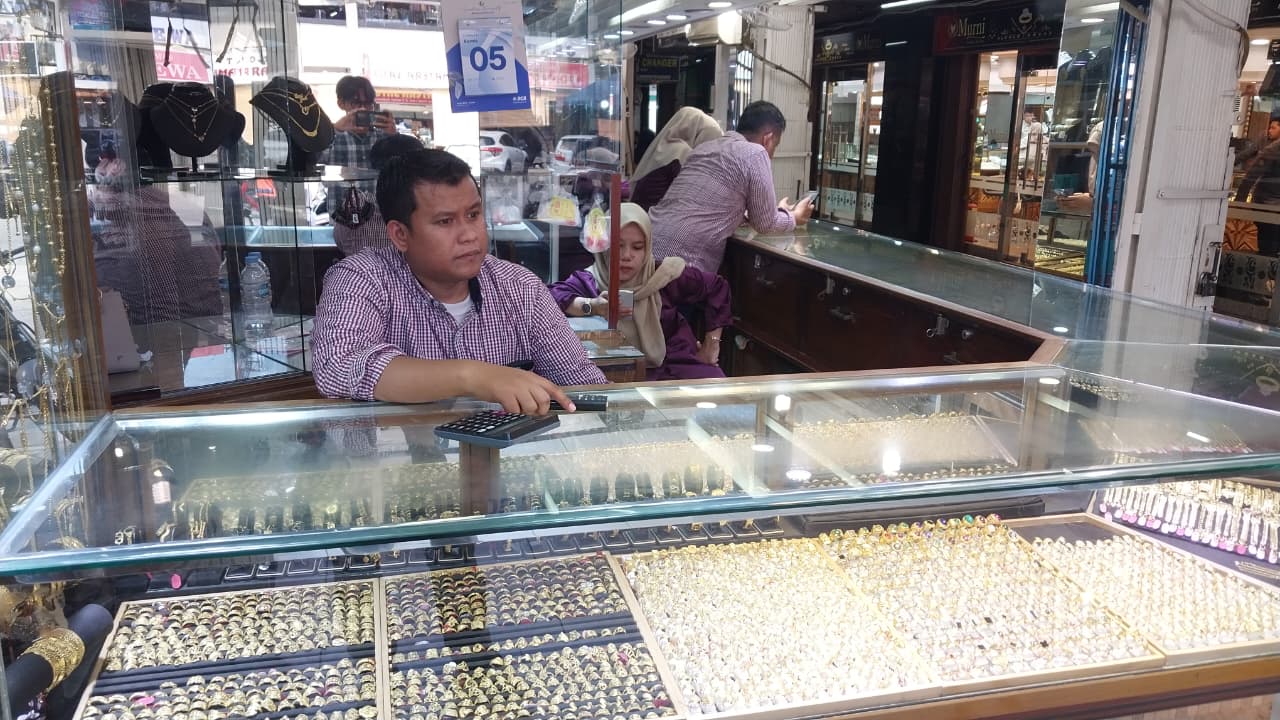 Salah seorang pedagang emas di Pasar Raya Padang sedang menunggu pembeli, Kamis (5/2/2026).
