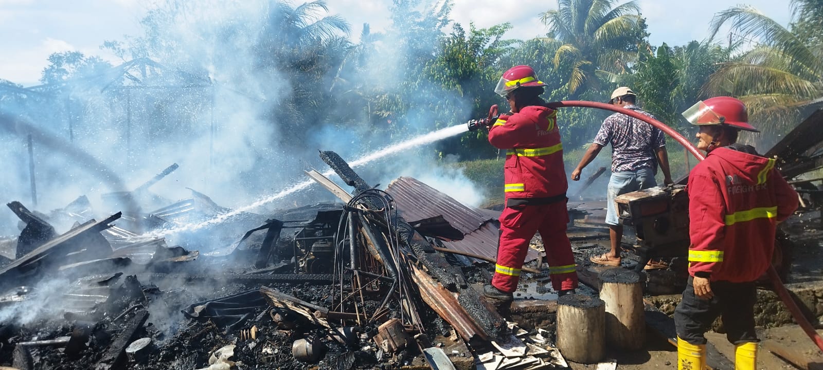 Teks Foto: Kebakaran melanda pondok tambak ikan di Anakaie, Kelurahan Batipuhpanjang, Kecamatan Kototangah, Kota Padang, Kamis (5/2/2026).