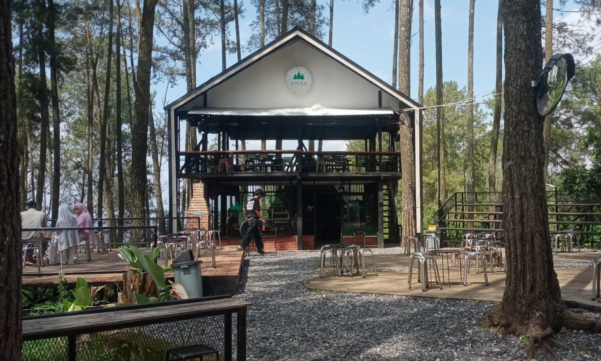 Suasana kawasan wisata Hutan Pinus Sikabu-Kabu di Kabupaten Limapuluh Kota yang berkembang sebagai destinasi alam sekaligus penggerak ekonomi nagari, Kamis (5/2/2026).