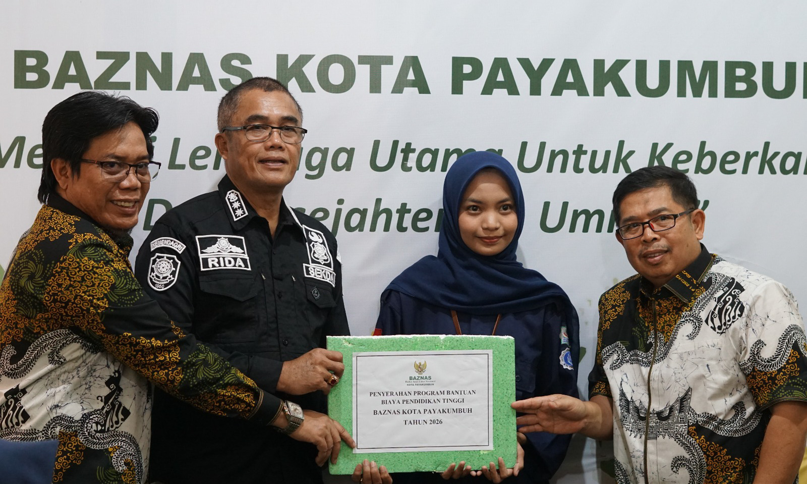 Sekretaris Daerah Kota Payakumbuh Rida Ananda mewakili Wali Kota saat penyaluran bantuan pendidikan bagi mahasiswa kurang mampu di Kantor Baznas Kota Payakumbuh, Kamis (5/2/2026).