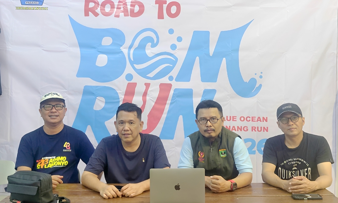 Pengurus PB Ikasmantri Padang saat jumpa pers memastikan pelaksanaan Blue Ocean Minangkabau Run 2026 di Kota Padang.