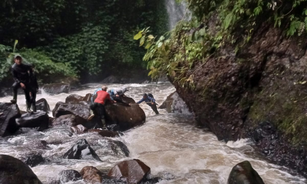 Tim SAR gabungan melakukan penyisiran aliran Sungai Sangir, Kabupaten Solok Selatan, dalam operasi pencarian korban hanyut.