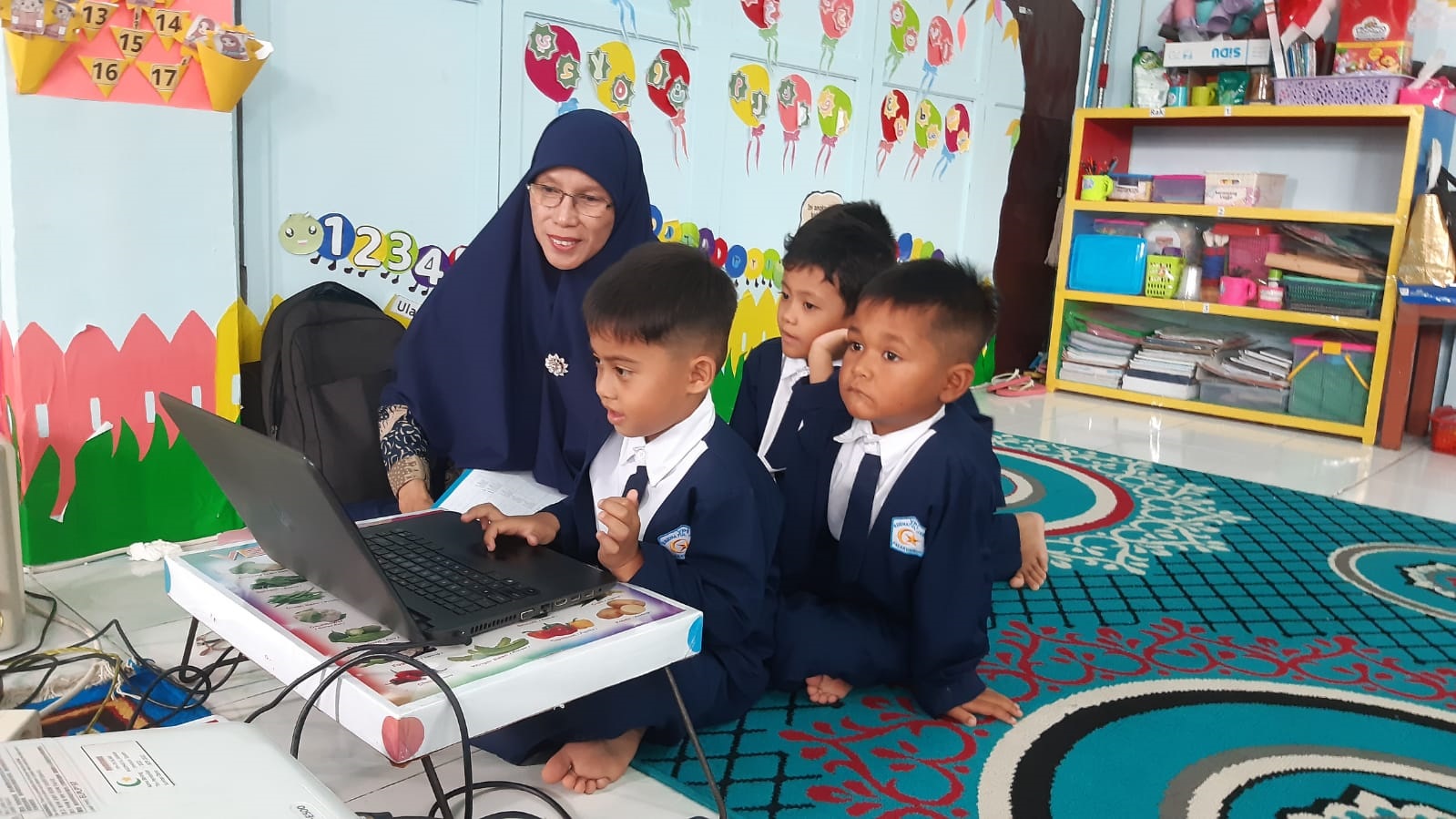 SENANG: Murid TK Islam Raudhatul Jannah mengikuti pembelajaran digital dipandu guru.(Tim laman guru)