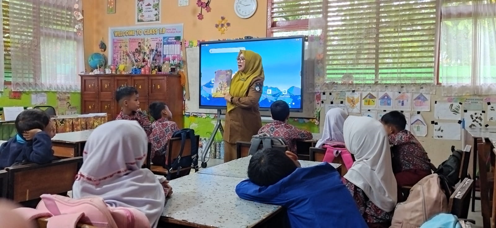 ANTUSIAS : Murid SDN 46 Payakumbuh terlihat antusias mengikuti pembelajaran yang berikan guru mereka.(Tim laman guru)