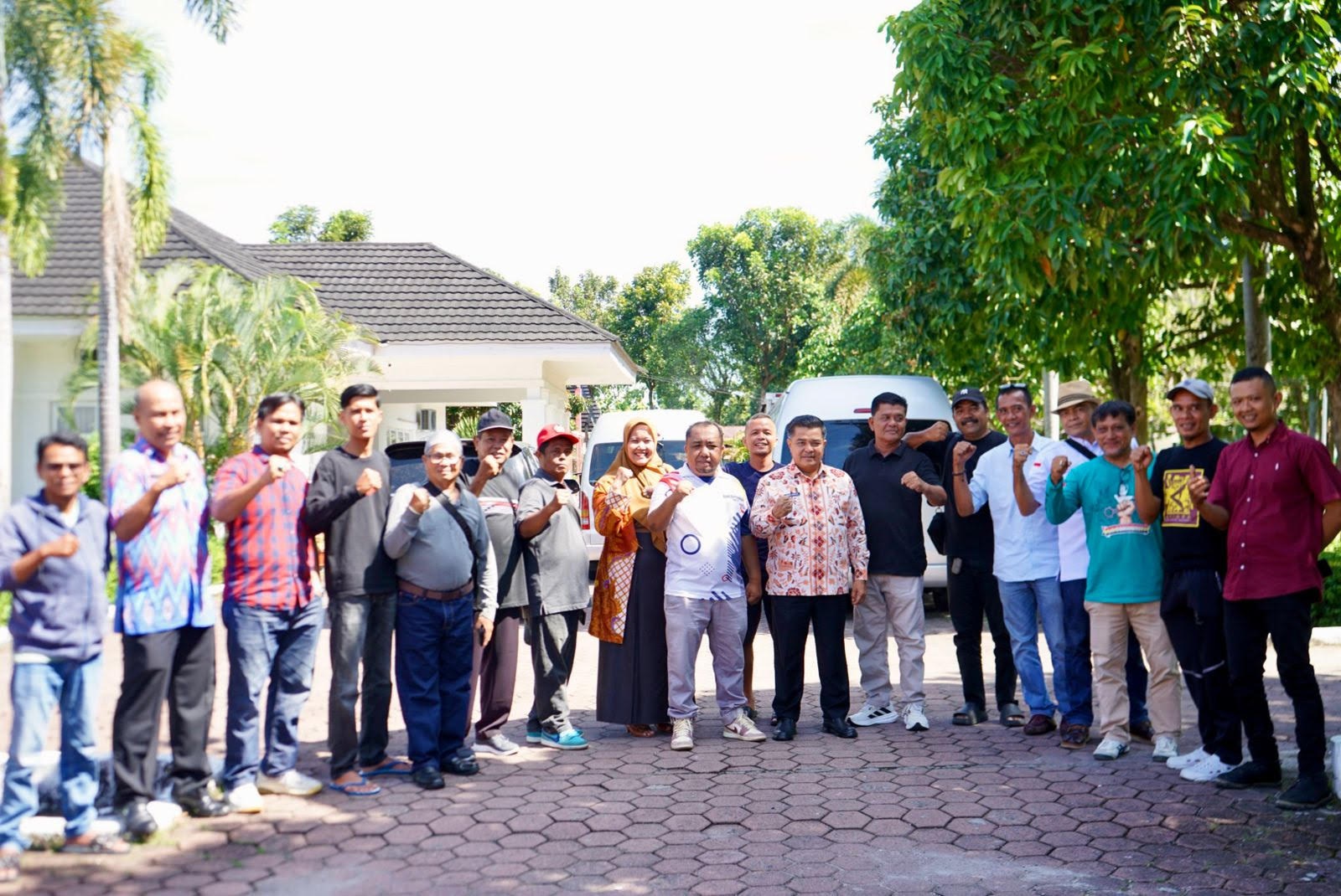 Bupati Agam Benni Warlis didampingi Kadis Kominfo Roza Syafdefianti melepas rombongan wartawan Agam mengikuti agenda HPN 2026 di Banten bertempat di Rumah Dinas Bupati, Lubukbasung, Kamis (5/2).
