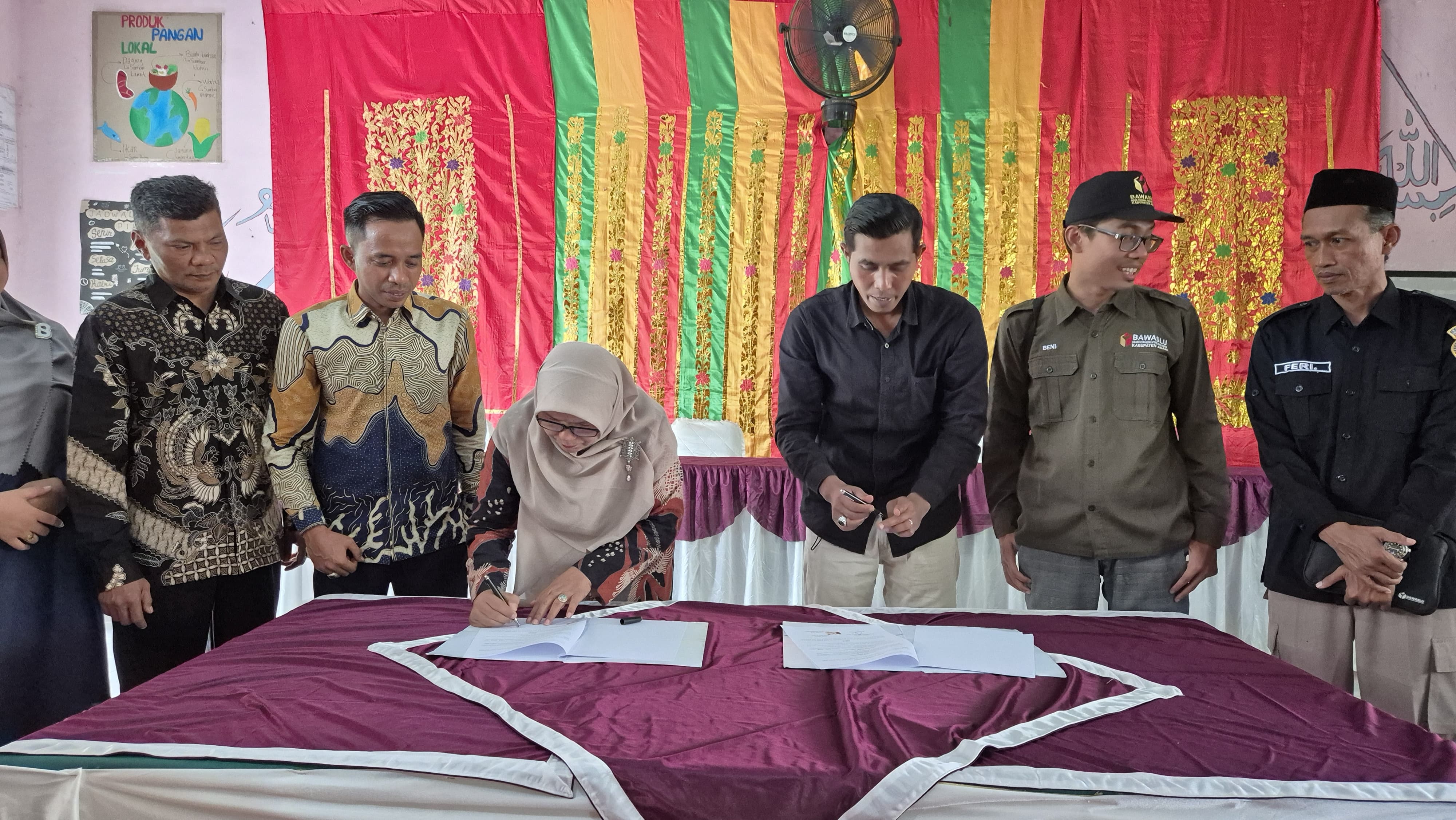Penandatanganan Perjanjian Kerja Sama (PKS) antara Ketua Bawaslu Agam Suhendra dan Kepala MAN 5 Agam Suhermi, Rabu (4/2).