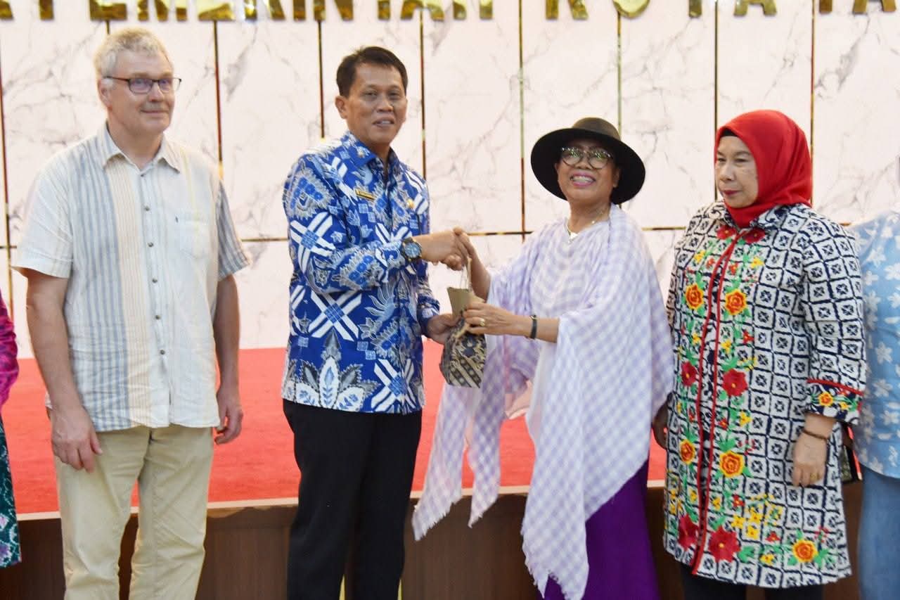 Asisten Pemerintahan dan Kesra Setdako Pariaman Elvis Chandra menerima kunjungan peserta pertukaran pelajar YARI dan ENO School Finlandia yang dipimpin Ketua YARI, Yusticia Katar.