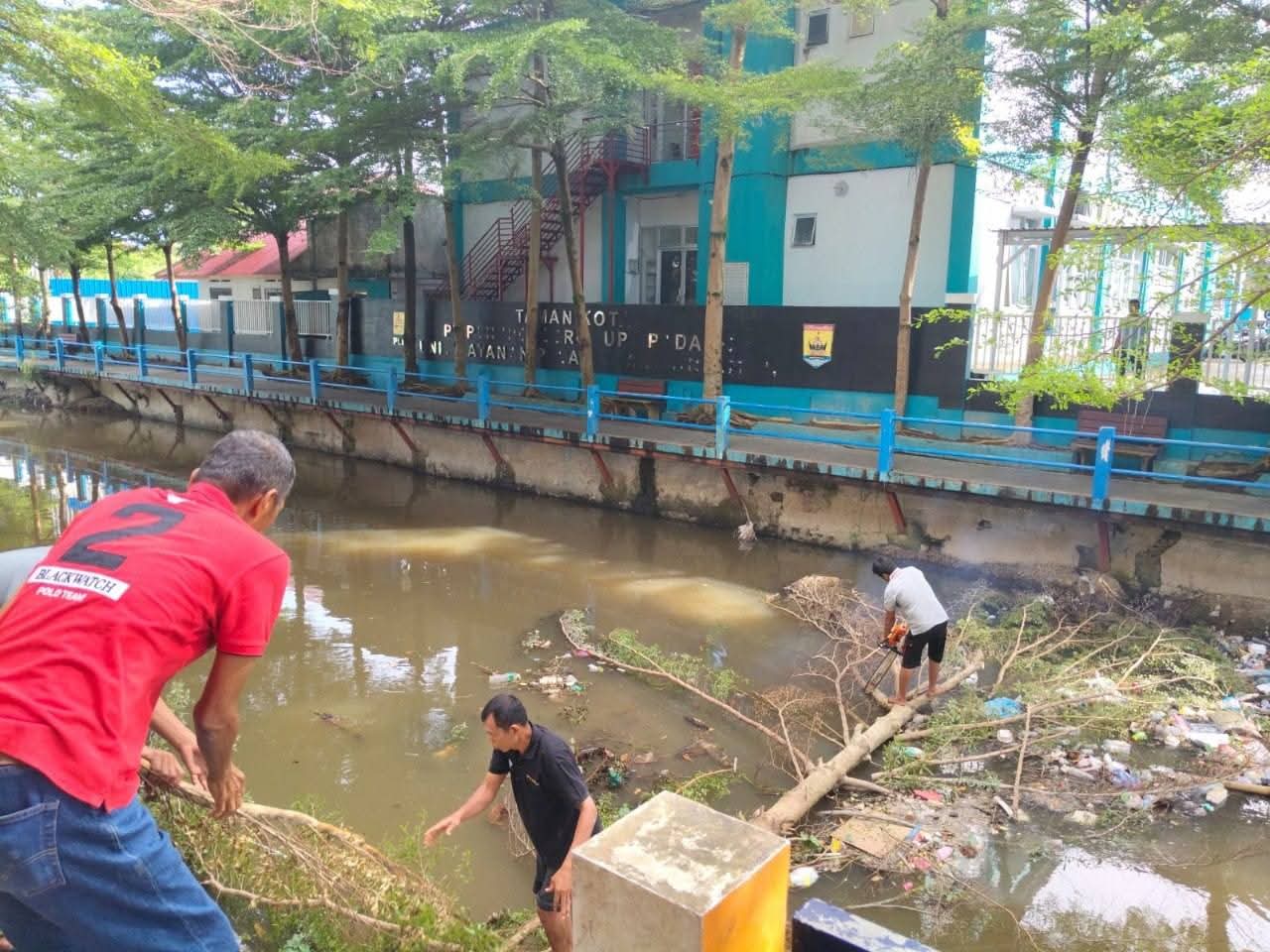 Pemko Pariaman membersihkan tumpukan sampah dan batang pohon tumbang di Sungai Batang Air Pampan, Jumat (6/2/2026).