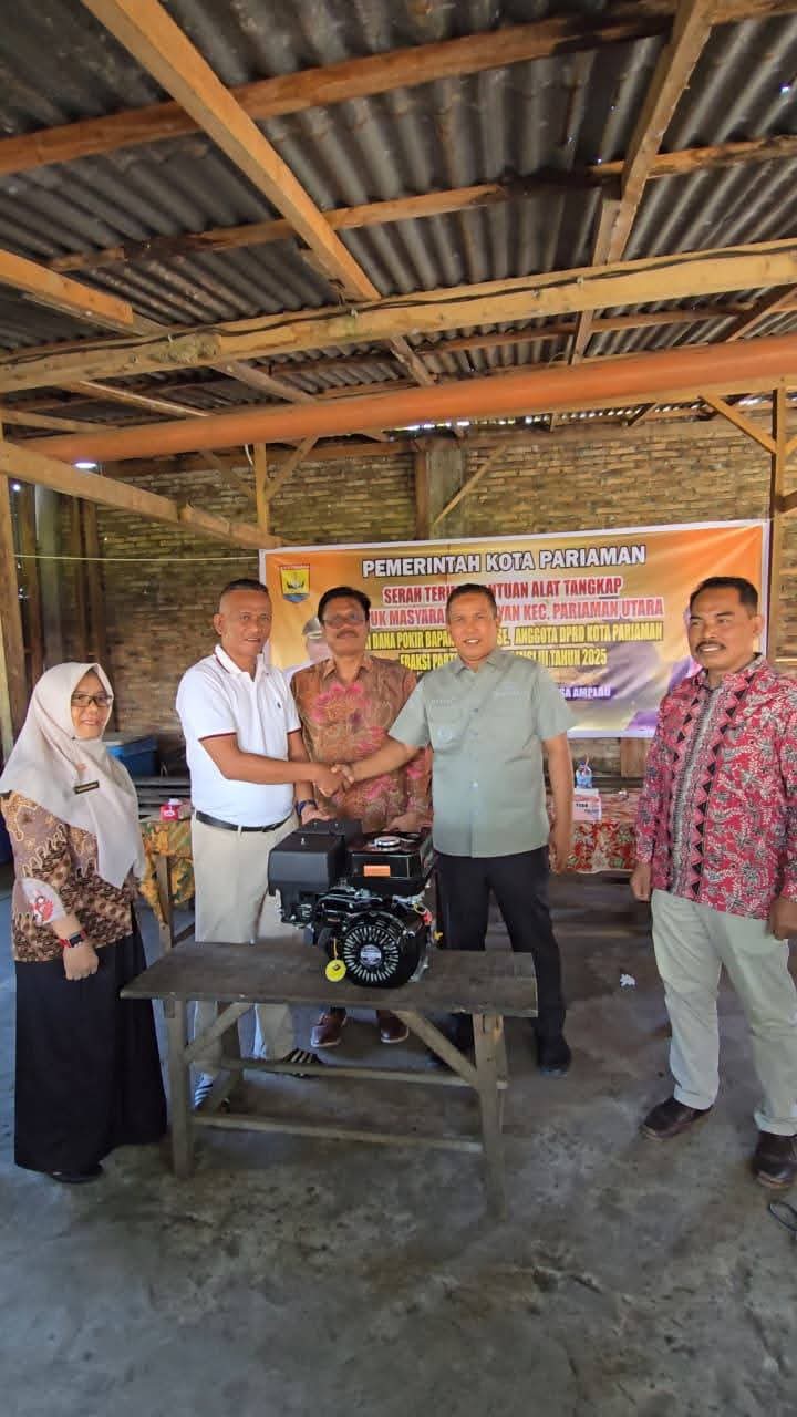 Pemko Pariaman menyerahkan bantuan mesin tempel kepada 15 nelayan Pariaman Utara untuk meningkatkan sarana tangkap dan produktivitas perikanan daerah, Kamis (5/2/2026).
