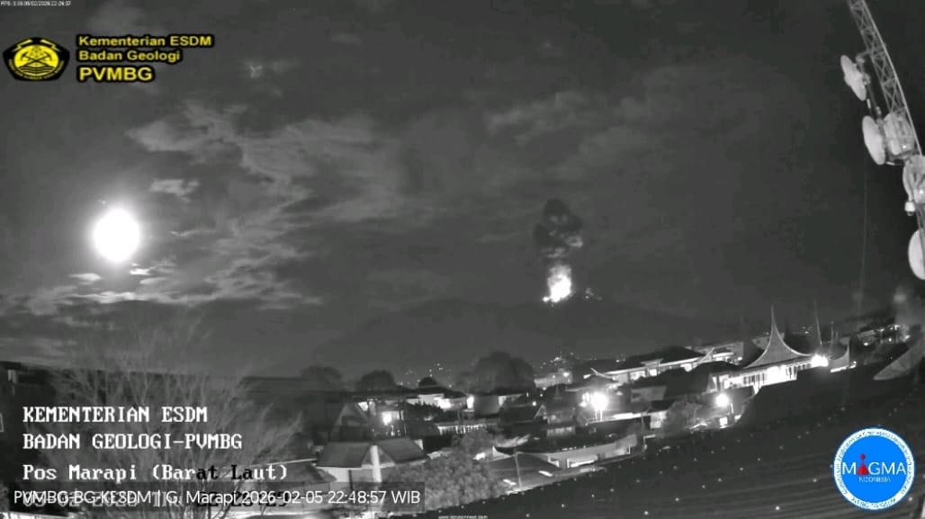 Erupsi Gunung Marapi terjadi Kamis malam 5 Februari 2026 pukul 22.25 WIB, kolom abu 3.000 meter, status Level II Waspada PVMBG resmi tetap memantau aman.