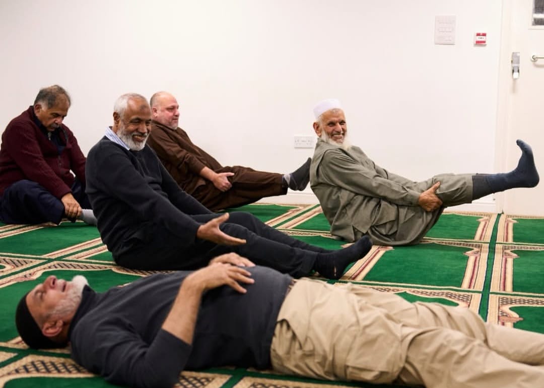 Masjid di Inggris gelar Kelas Pilates rutin bagi jemaah pria lansia usai Salat Zuhur. (Foto: Ahquote).