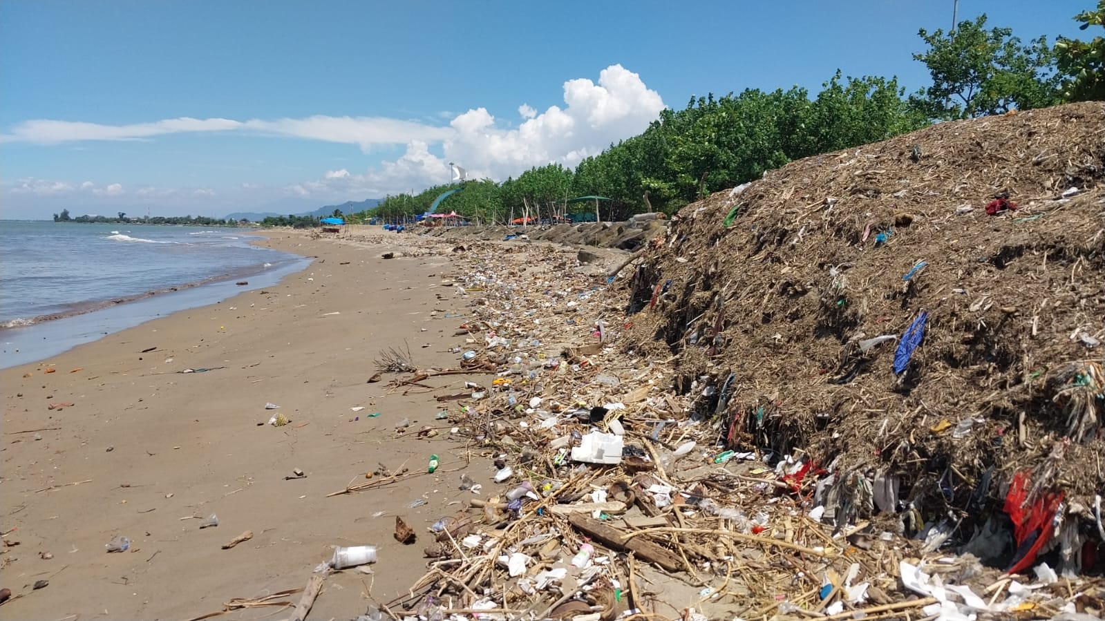 Kawasan Pantai Muaro Lasak yang masih dipenuhi sampah sisa banjir bandang November 2025 lalu, Jumat (6/2/2026). (Foto: Mengki Kurniawan/Padeks)