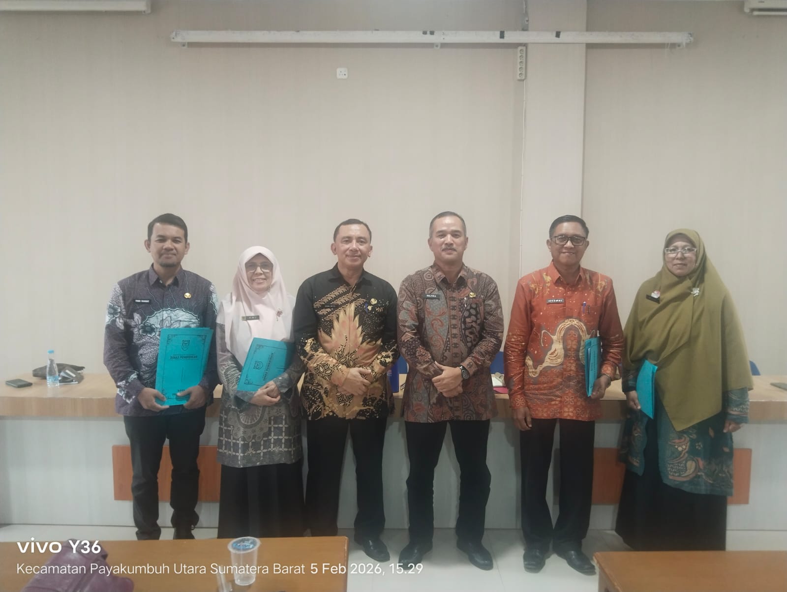 Dinas Pendidikan Kota Payakumbuh menyerahkan Perjanjian Kinerja 2026, mengenalkan pejabat baru, dan memberi penghargaan guru purna bakti.