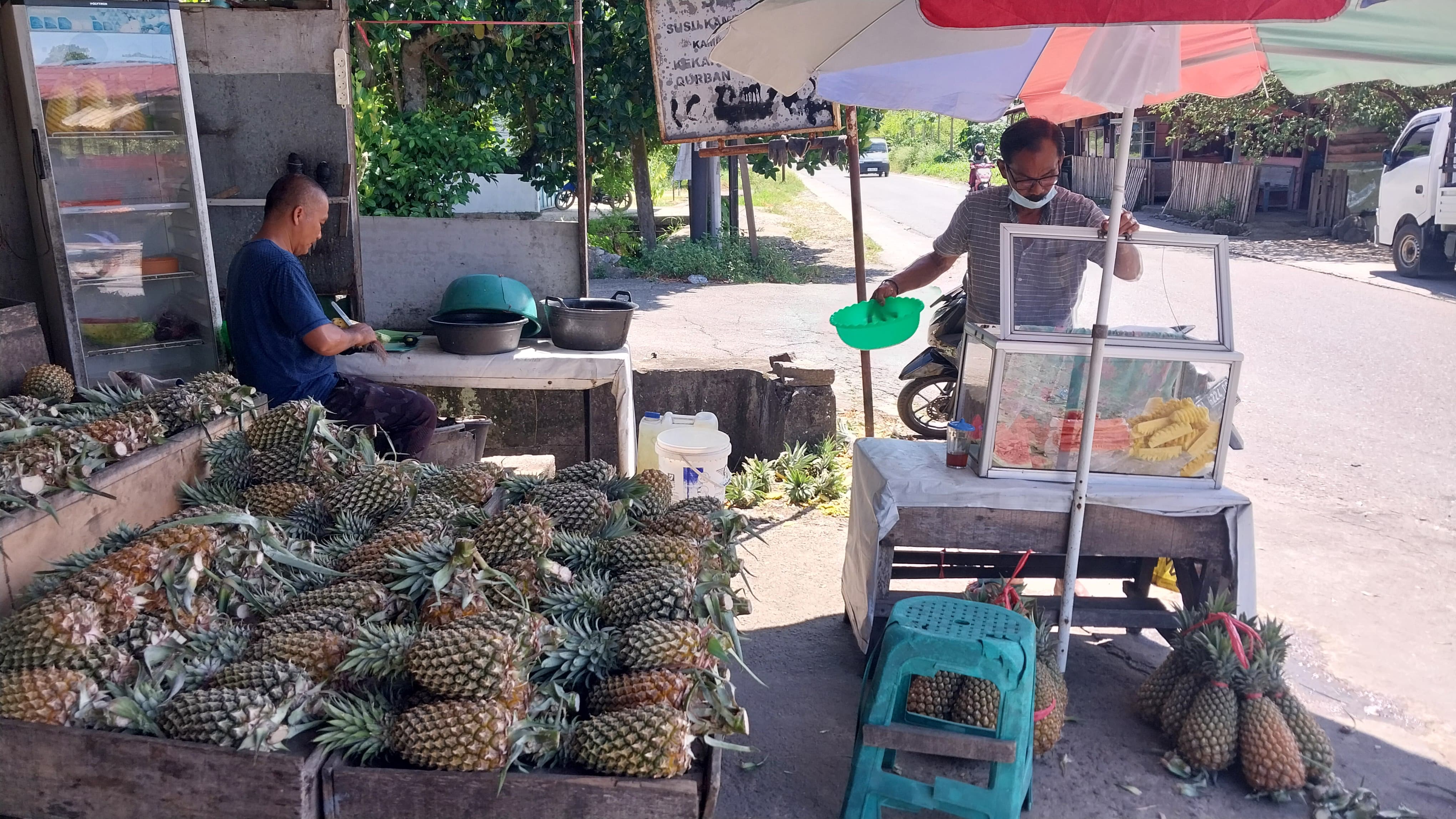 Salah satu lapak pedagang nanas di kawasan Jalan Koronggadang, Kecamatan Kuranji, Kota Padang, Kamis (5/2/2026).