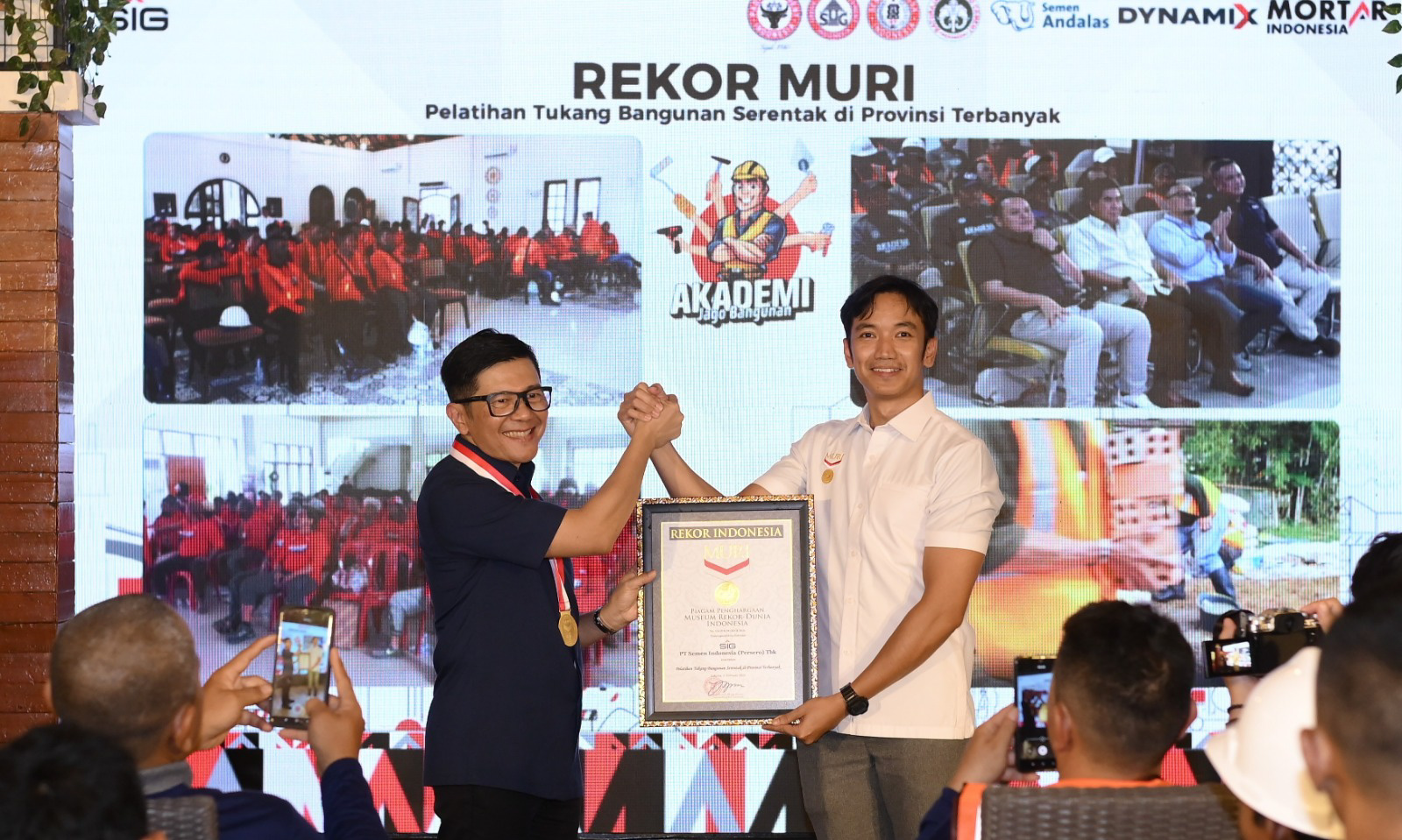 Direktur Sales dan Marketing SIG, Dicky Saelan (kiri), menerima Piagam Penghargaan MURI dari Triyono di Sentul, Kabupaten Bogor, Minggu (1/2/2026).