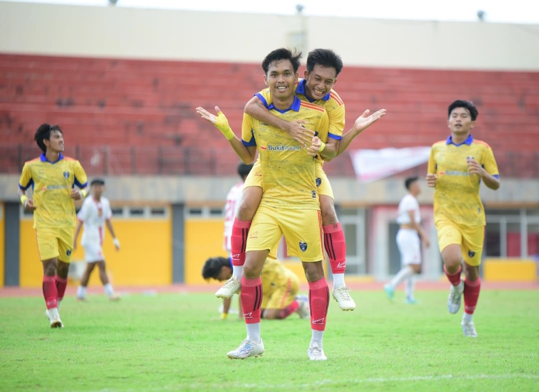 Skuad PORSIBA FC rayakan kemenangan pada laga final Liga 4 Zona Sumsel 2026 di Palembang.(Foto: Corcom PTBA)