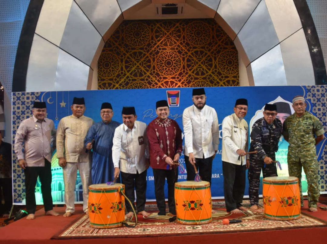 Wali Kota Padang Fadly Amran memukul gendang tabuh saat launching Pesantren Ramadhan 1447 H di Masjid Raya Syekh Ahmad Khatib Al-Minangkabawi.(Foto: Prokopim)