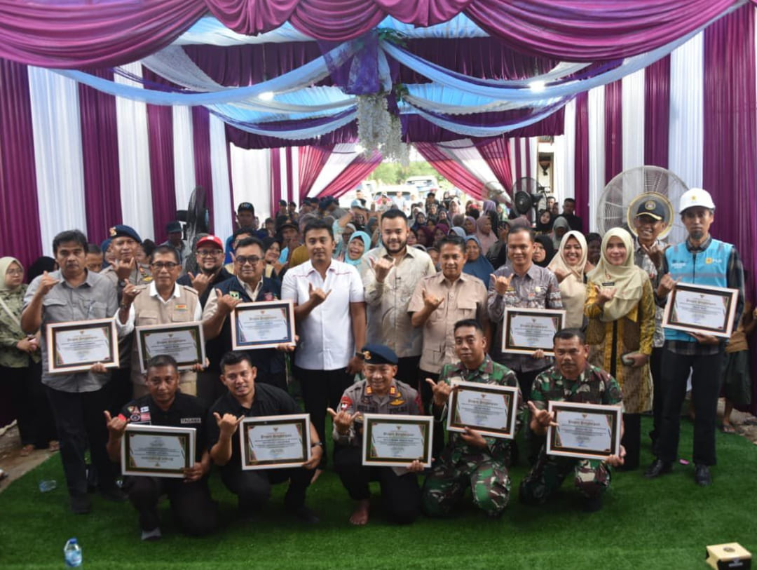 Wagub Sumbar Vasco Ruseimy dan Wali Kota Padang Fadly Amran bersama warga penerima Huntara di Kapalo Koto.(Foto: Prokopim)