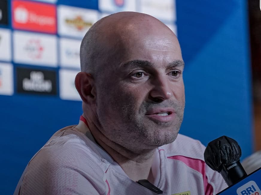 Pelatih Persebaya, Bernardo Tavares, saat memberikan keterangan jelang laga Bali United vs Persebaya pada pekan ke-20 BRI Super League 2025/2026 di Gianyar.(Foto: IG @officialpersebaya)