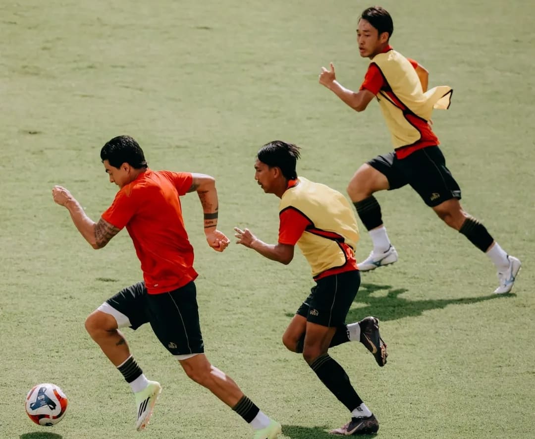Para pemain Bali United menjalani sesi latihan jelang menghadapi Persebaya pada pekan ke-20 BRI Super League 2025/2026 di Stadion Kapten I Wayan Dipta.(Foto: IG @baliunitedfc)