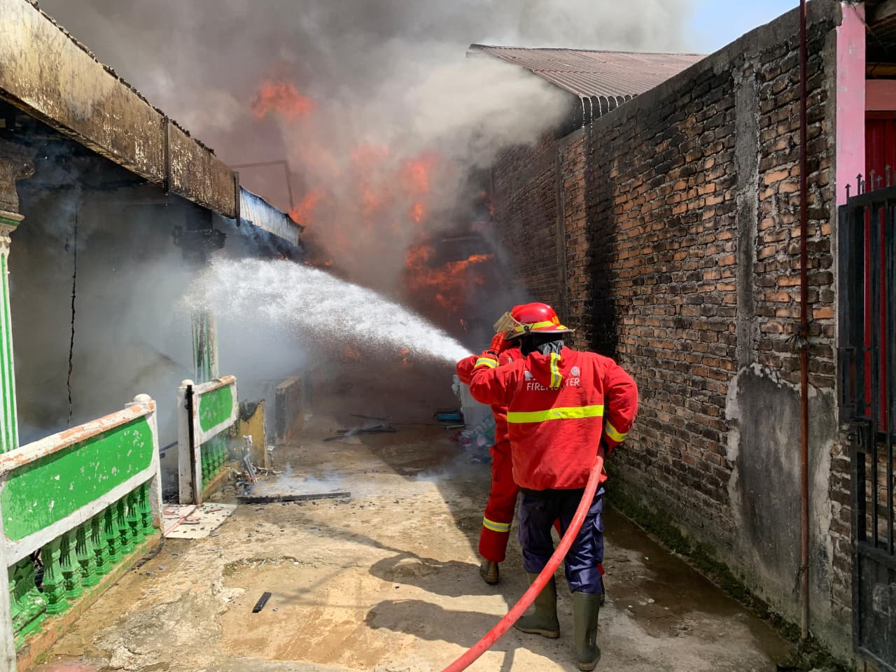 Kebakaran hebat hanguskan rumah, kontrakan, dan SDN 05 Suraugadang di Nanggalo, Kota Padang, Jumat (6/2/2026).