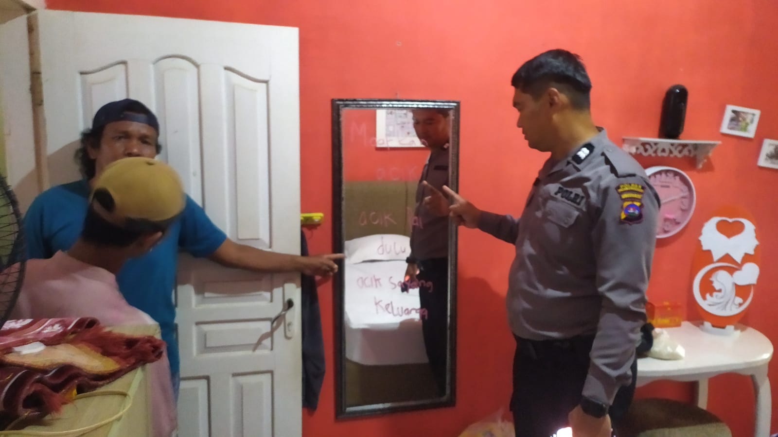 Pihak kepolisian melakukan olah TKP di lokasi gantung diri pria berinisial H (40) di Nagari Kasang, Kecamatan Batanganai, Kabupaten Padangpariaman, Jumat (6/2/2026).