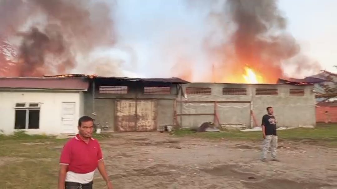 Kebakaran melanda Gudang Furniture Bigland di Jalan Sutan Syahrir, Kelurahan Rawang, Kecamatan Padang Selatan, Jumat petang, (6/2/2026).