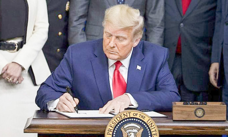 Kelompok hukum America First Legal mendesak Gedung Putih menghapus kewajiban data ras dan gender pemohon KPR, memicu perdebatan kebijakan perbankan AS publik. Presiden AS Donald Trump (pinterest)