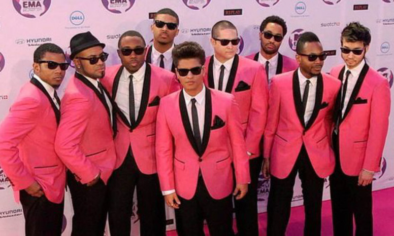 Bruno Mars menggelar konser virtual pertama di Roblox pada Januari 2026, menampilkan lagu baru &ldquo;I Just Might&rdquo; dalam acara digital bertajuk Steal a Brainrot.
