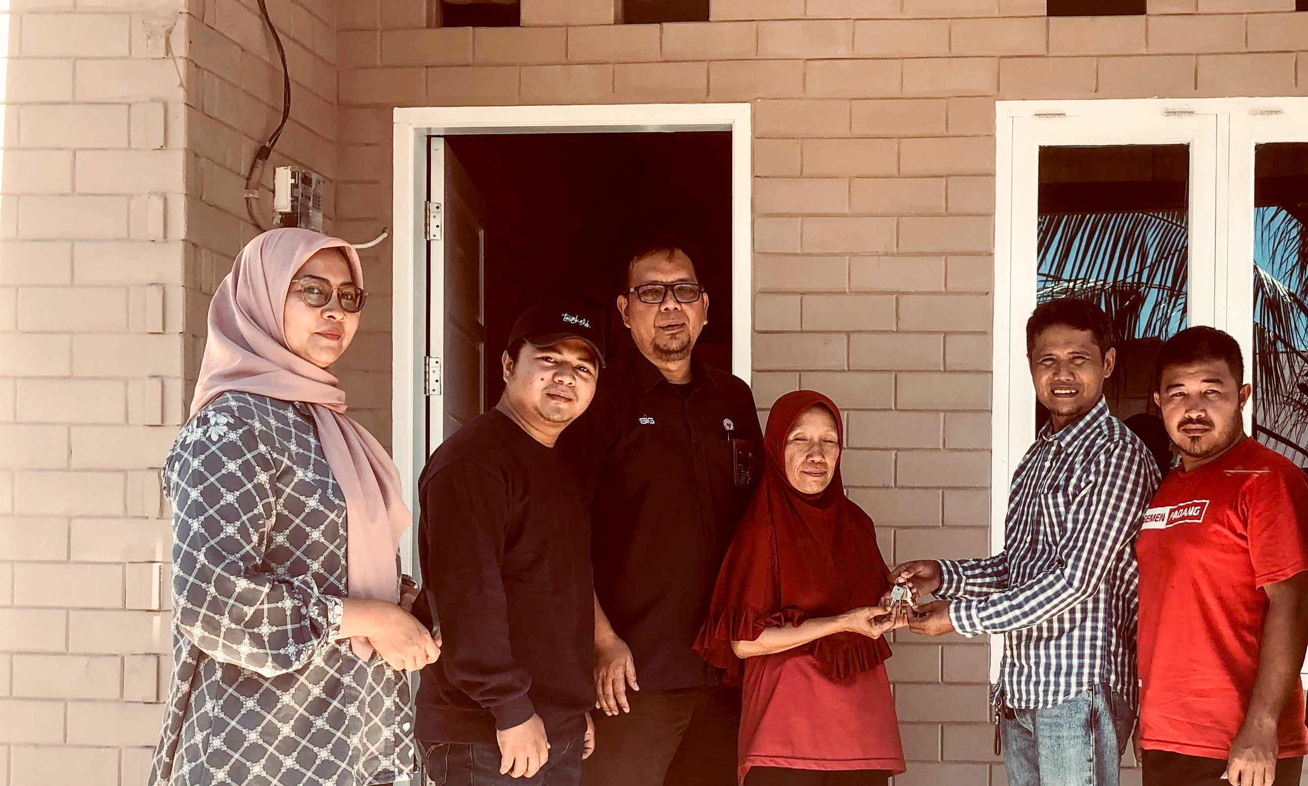 Forum Nagari Koto Lalang tetapkan Linda penerima Rumah Layak Huni lewat proses terbuka, didukung CSR PT Semen Padang dan swadaya masyarakat setempat.