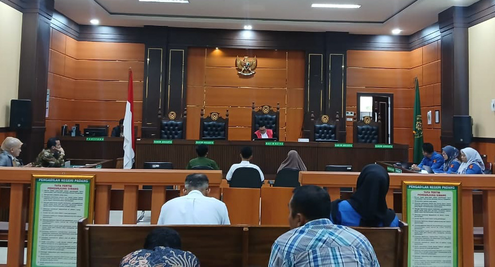 Suasana sidang praperadilan kedua BSN dengan termohon Kejari Padang di PN Kelas IA Padang, Kamis (5/2). (Suyudi/Padek)