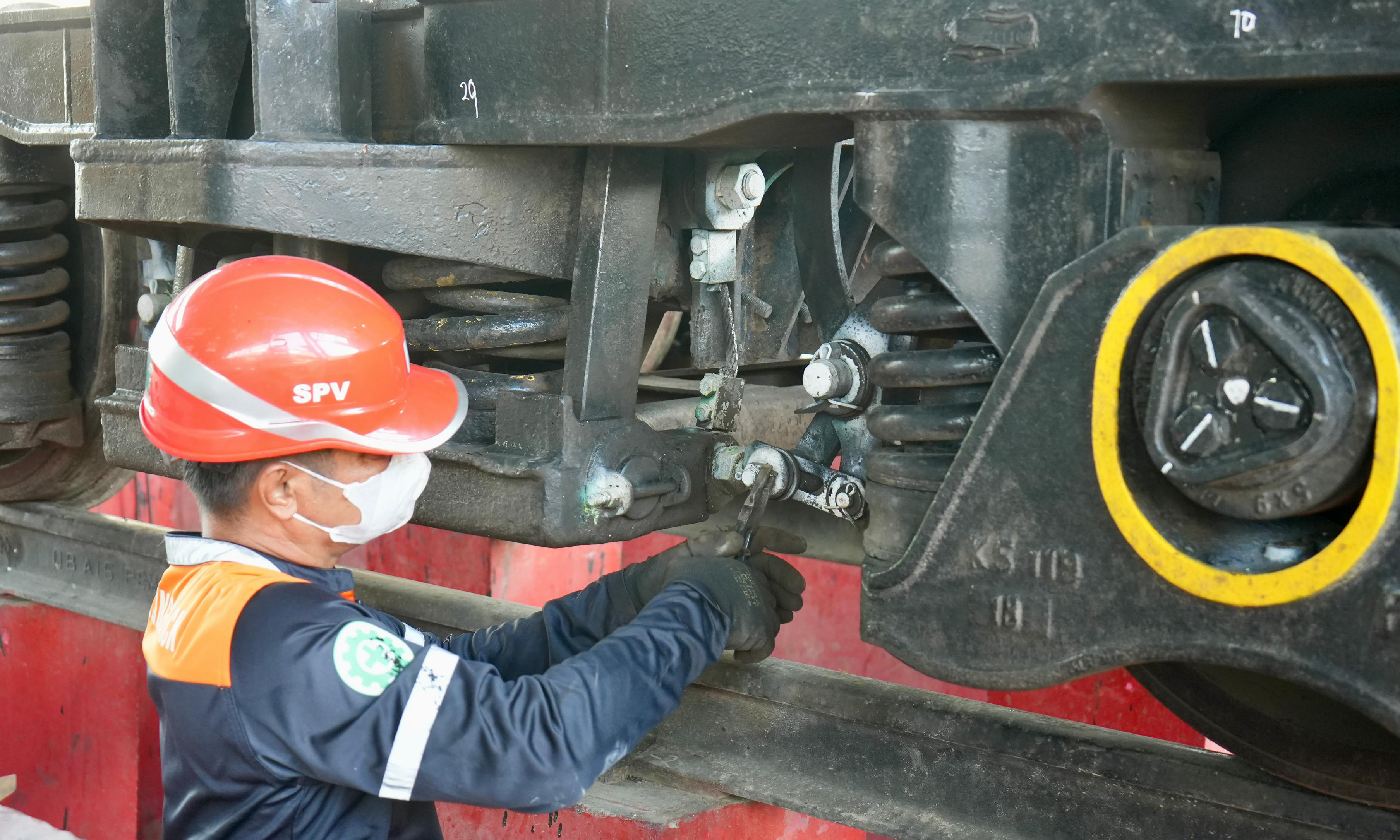 KAI Divre II Sumbar secara konsisten menerapkan pemeliharaan preventif agar kondisi sarana selalu prima sebelum dioperasikan.