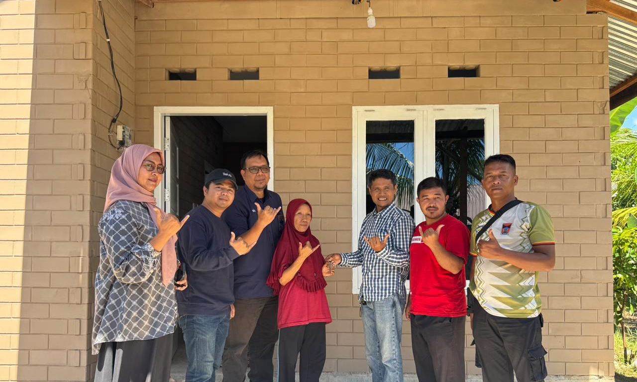 Serah terima kunci bantuan bedah rumah sepablock di RT 1 RW 8 Kelurahan Koto Lalang, Kecamatan Lubukkilangan, Kota Padang, kepada Endra Yeni, Kamis (5/2/2026).