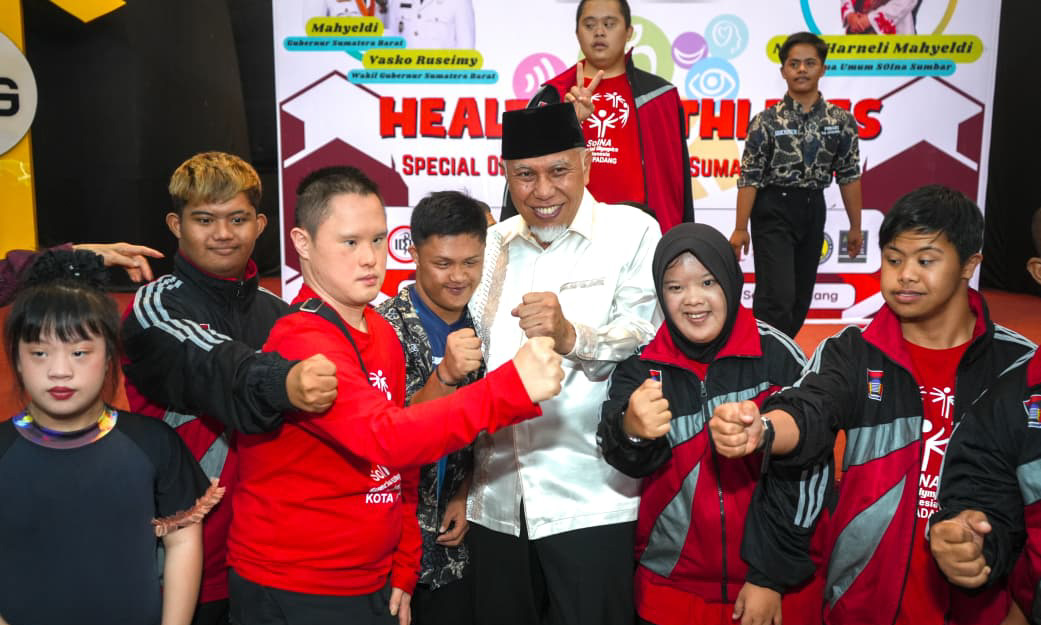 Gubernur Sumbar Mahyeldi foto bersama usai membuka program Healthy Athletes SOIna Sumbar di Gedung Serba Guna PT Semen Padang, Kamis (6/2/2026).