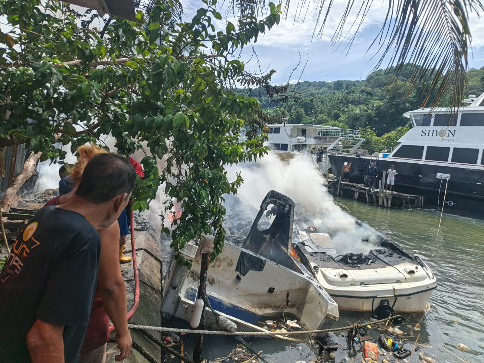Kebakaran hanguskan 3 speedboat di Batang Arau, Kelurahan Berok Nipah, Kecamatan Padang Barat, Kota Padang, Sabtu (7/2/2026).