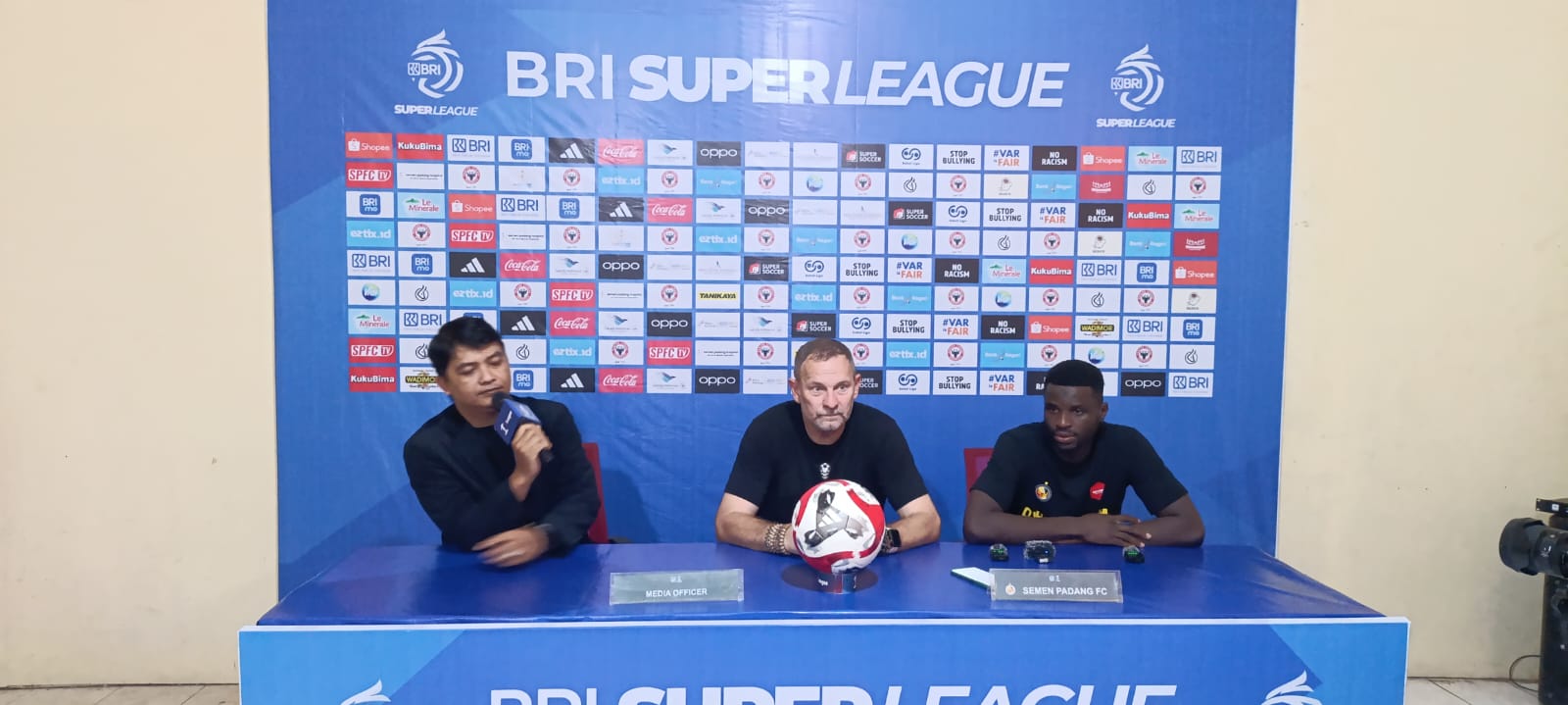 Pelatih Semen Padang FC, Dejan Antonic saat memberikan keterangan jelang pertandingan, Sabtu (8/2/2026).
