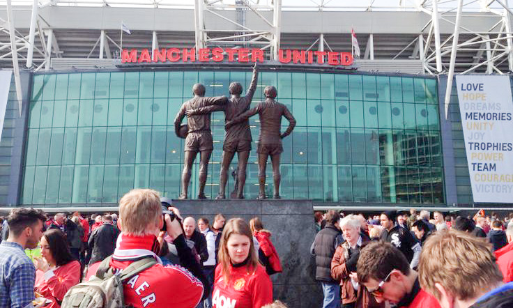 Suasana Stadion Old Trafford yang disiapkan sebagai lokasi buka puasa bersama Komunitas Suporter Muslim Manchester United (MUMSC) pada Ramadhan 2026. (pinterest)