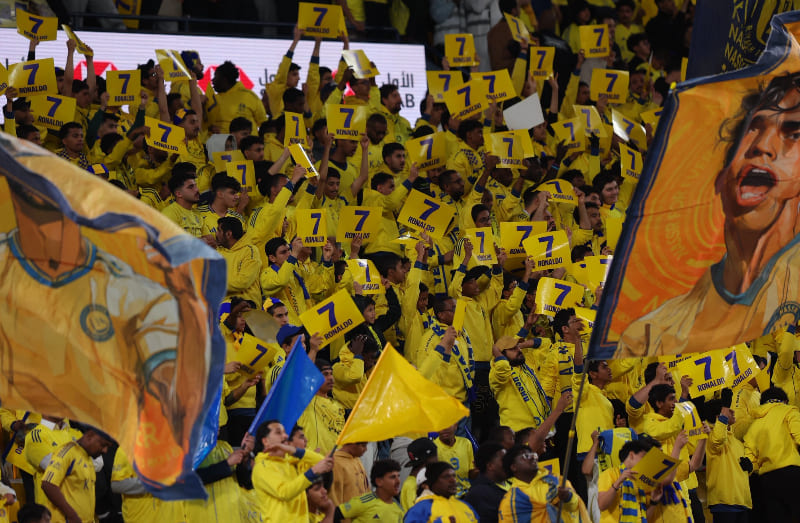 Pendukung di tribun stadion memberikan dukungan kepada Cristiano Ronaldo saat laga Al Nassr vs Al Ittihad Liga Pro Saudi, Sabtu (7/2/2026) WIB. (Foto: X/ @AlNassrFC_EN)